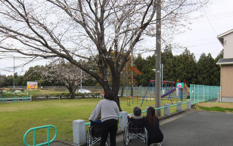 お花見するご利用者様