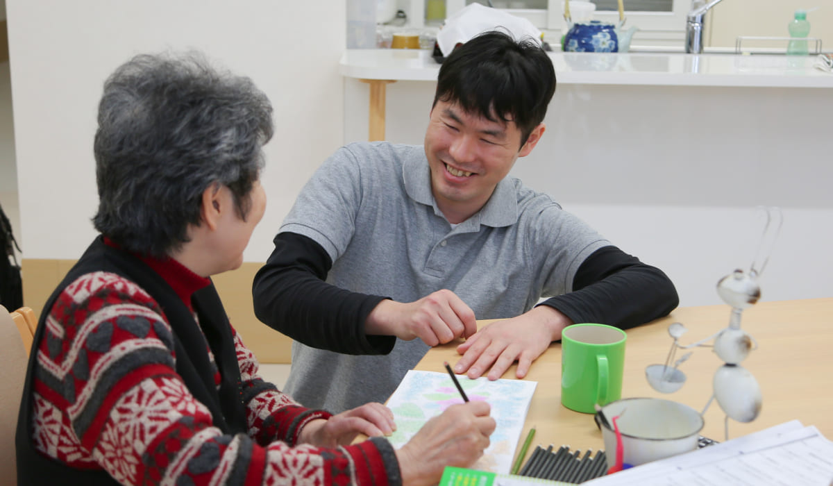 ご利用者様と歓談する職員